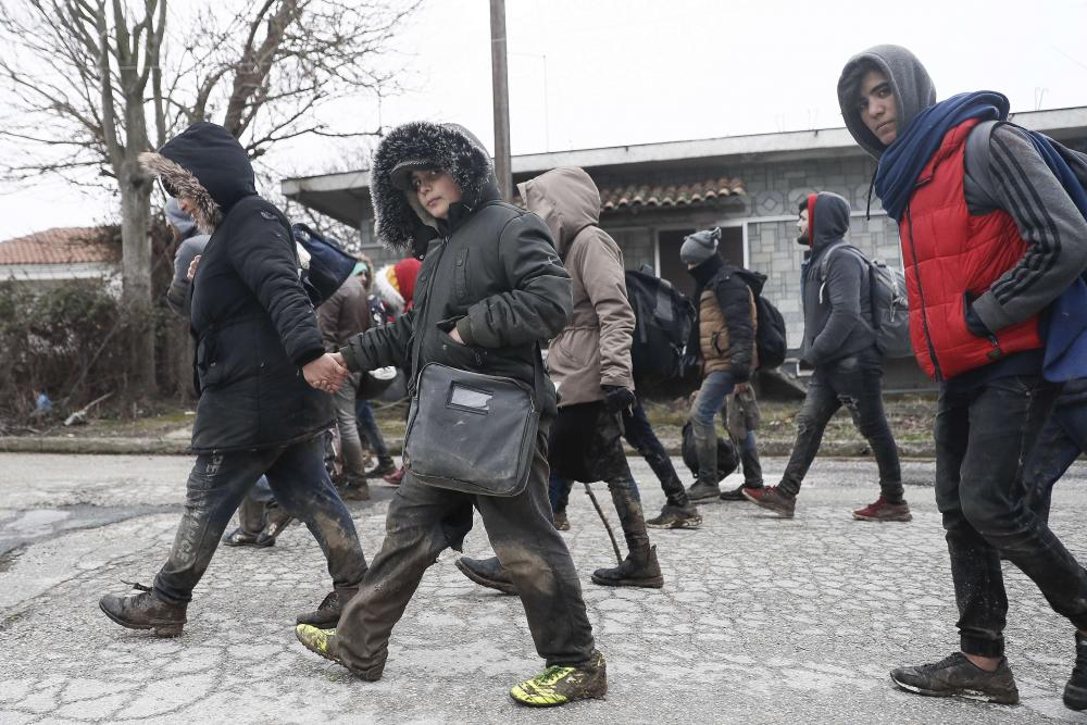 НА ЖИВО от границата: Гърците спират щурм на мигранти с шокови гранати и сълзотворен газ СНИМКИ