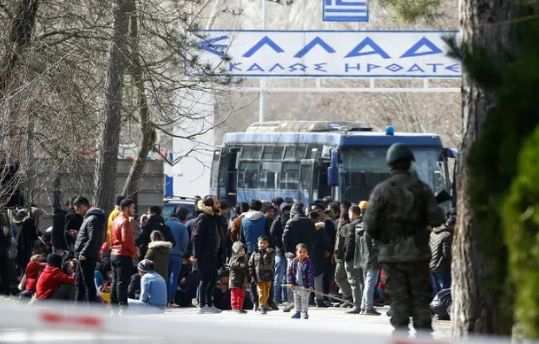 Крути мерки: Гърция използва необикновено оръжие срещу бежанците, направо ги зашеметява 