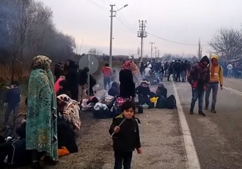 На гръцко-турската граница е страшно! Полицията стреля по бежанци, прииждащи на талази! ВИДЕО