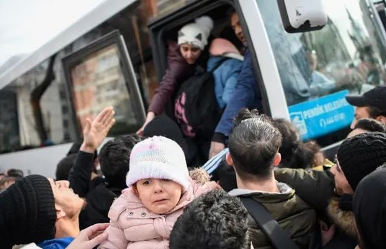 На гръцко-турската граница е страшно! Полицията стреля по бежанци, прииждащи на талази! ВИДЕО