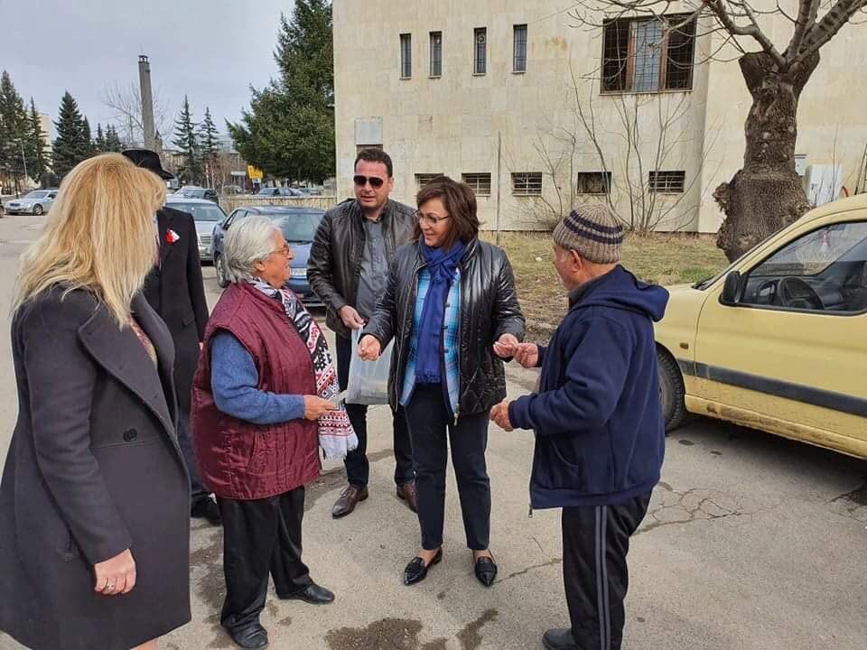 Нинова пали свещ и се моли: Нека изгоним злото СНИМКИ