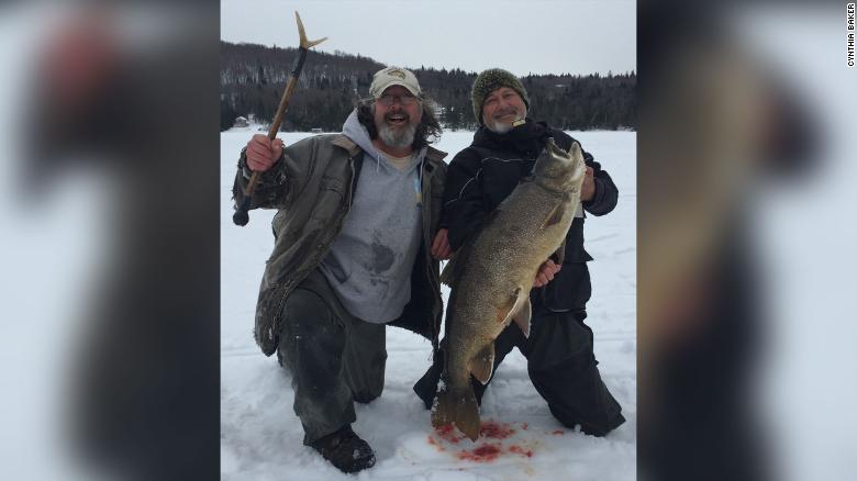 Рибар извади истинско чудовище от езеро СНИМКИ 