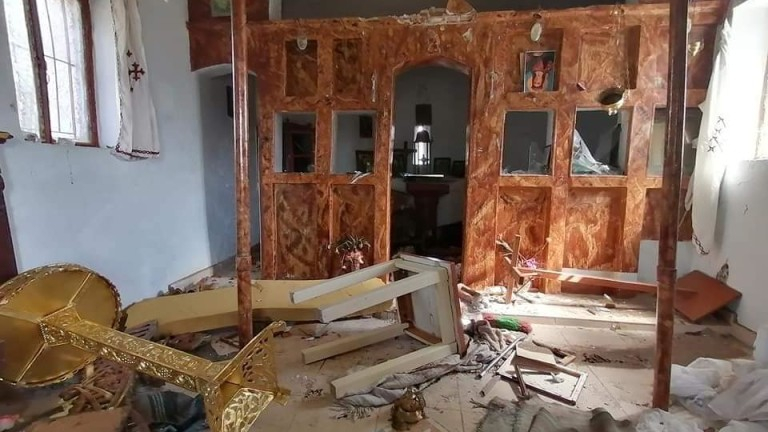 Бежанци оскверниха и съсипаха православен храм СНИМКИ