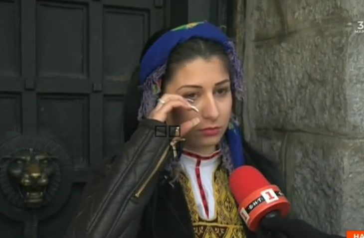 Красавица в носия плаче на Шипка, боли я за българите и осакатяването на историческата памет СНИМКА