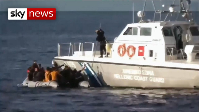 Страховито ВИДЕО! Гръцки граничари атакуват безпощадно лодка с бежанци