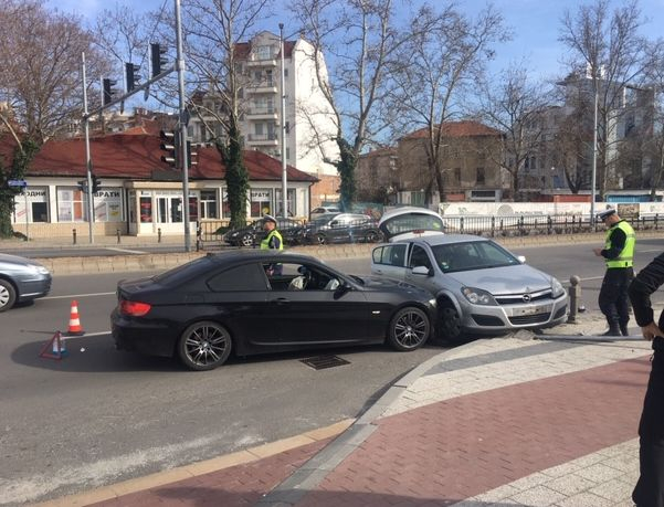 Адски инцидент с черно БМВ и бебе в Пловдив ВИДЕО