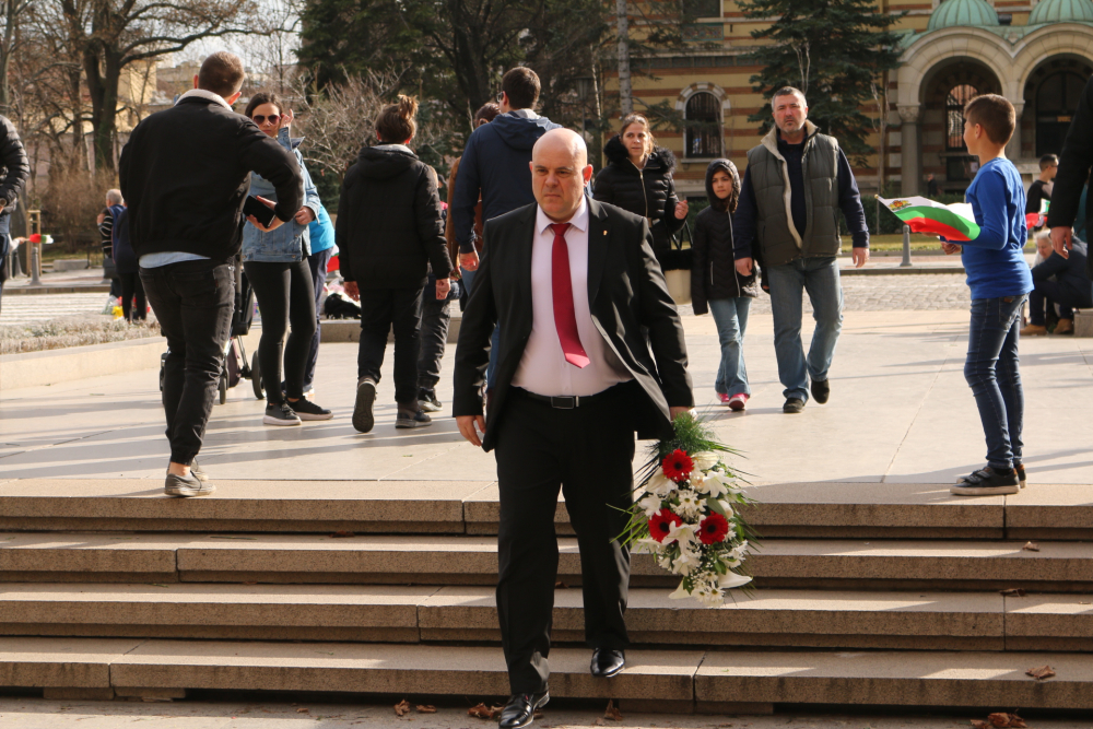 Главният прокурор се поклони пред паметника на Незнайния воин СНИМКИ