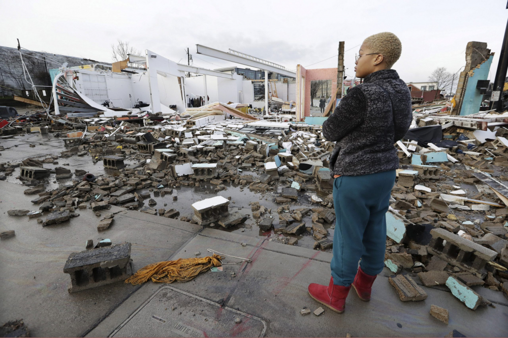 Чудовищно торнадо уби най-малко 22 души в САЩ, но ужасът не свършва ВИДЕО