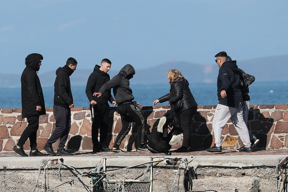 Отбраната на Лесбос: Гърци бият бежанци и помагачите им, хвърлят журналисти в морето ВИДЕО