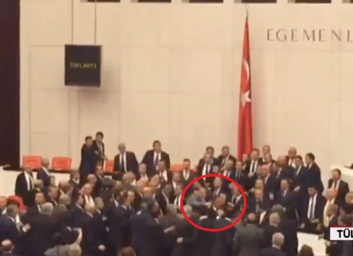 Як кютек в парламента на Турция заради Ердоган, раздават се здрави юмруци ВИДЕО