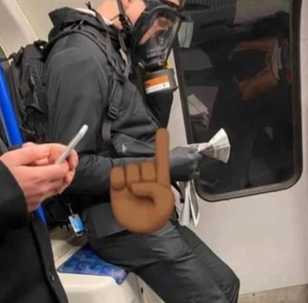 Лондончани къртят с изобретателност! Вижте как се пазят от коронавируса в метрото СНИМКИ