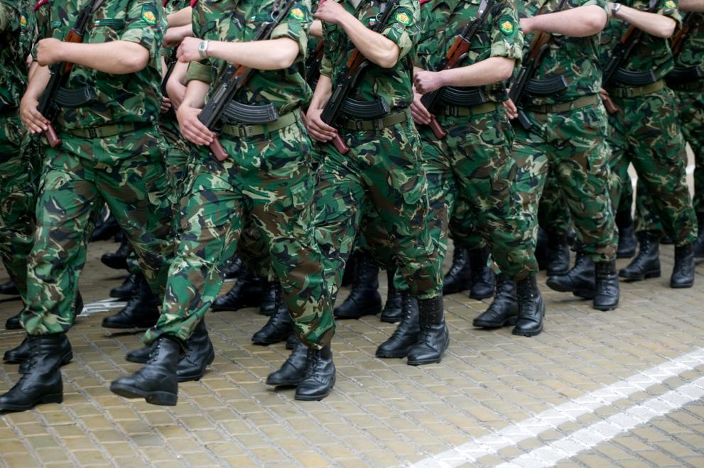Депутатите решиха пенсионираните военни да работят още 3 години 