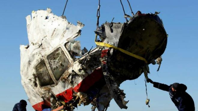 Авиационен експерт: MH17 е взривен над Донбас с бомби на борда