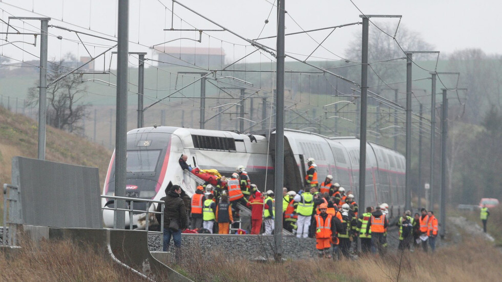 Десетки ранени при инцидент с високоскоростен влак ВИДЕО