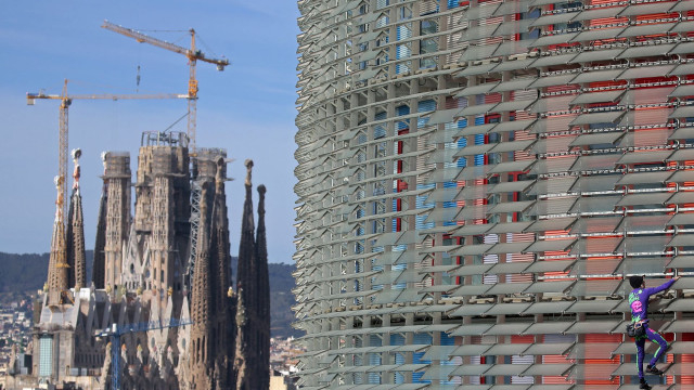 Френският Спайдърмен изкачи 145-метрова кула заради коронавируса