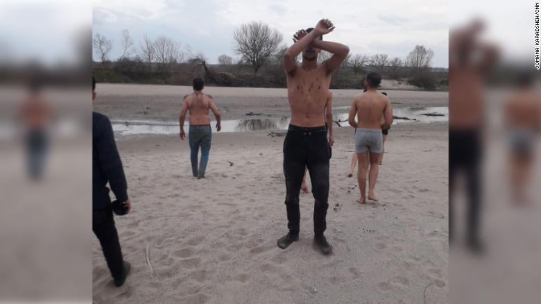 Бежанци са жалват на CNN от гърците: Съблякоха ни голи, а после... СНИМКИ 18+