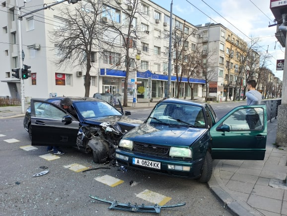 Зрелищна катастрофа в Бургас! Две коли станаха за скрап ВИДЕО 