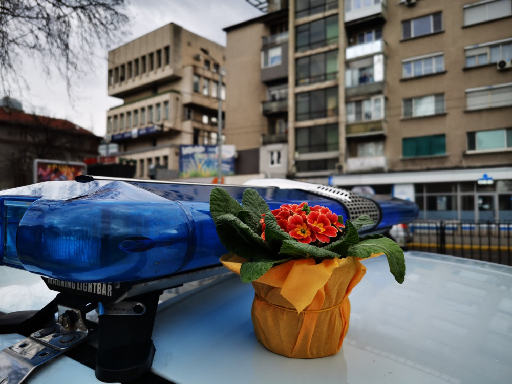 Пловдивската полиция с "Цвете на пътя" за 8 ми март 