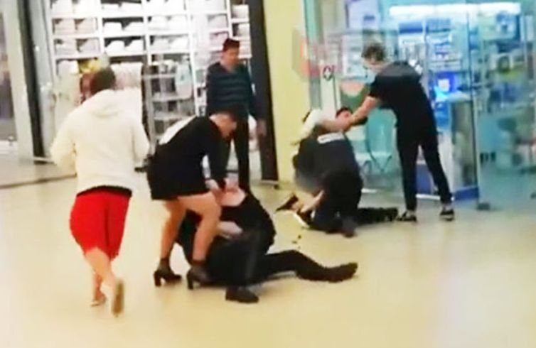 Масов бой между охранители на мол и мъже, облечени в женски дрехи ВИДЕО 18+