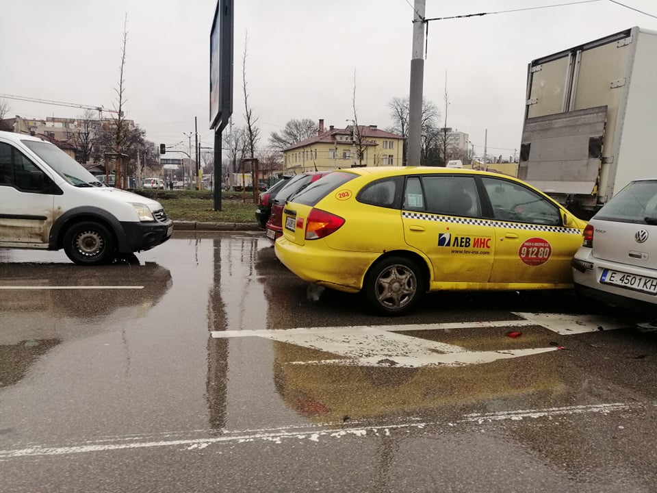 Първо в БЛИЦ: Второ меле с такси в столицата СНИМКИ