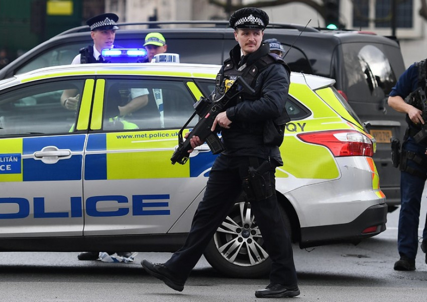 Полицията застреля въоръжен с два ножа мъж в центъра на Лондон