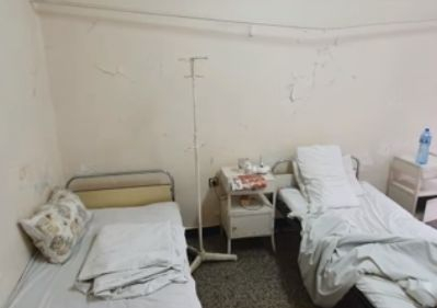 Мрежата прегря от ВИДЕО на млад мъж под карантина в болницата в Бяла Слатина