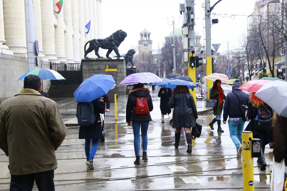 Внимание, опасно време сковава България в петък КАРТА