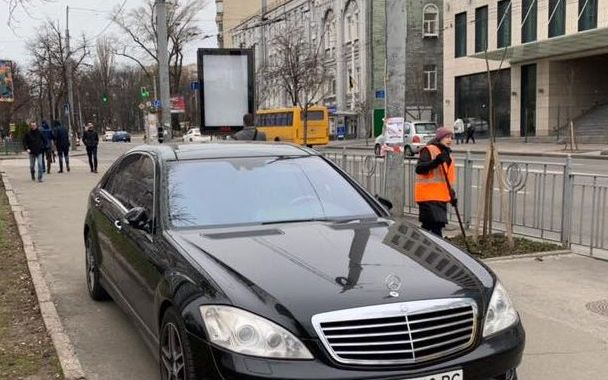 Брутално наказание: Шофьор паркира своя Mercedes S-Class на грешното място СНИМКИ