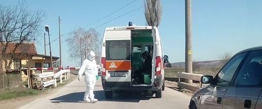 Спецмедици нахлуха в селото на починалата от коронавирус жена СНИМКА