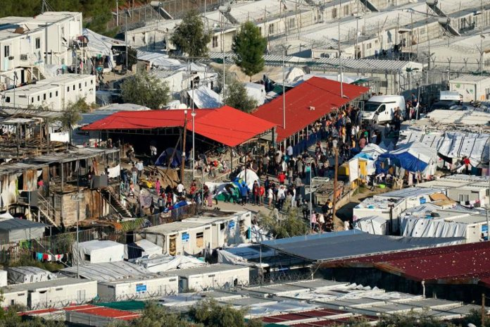 Бежанският лагер на един хвърлей от границата - точно до българска църква