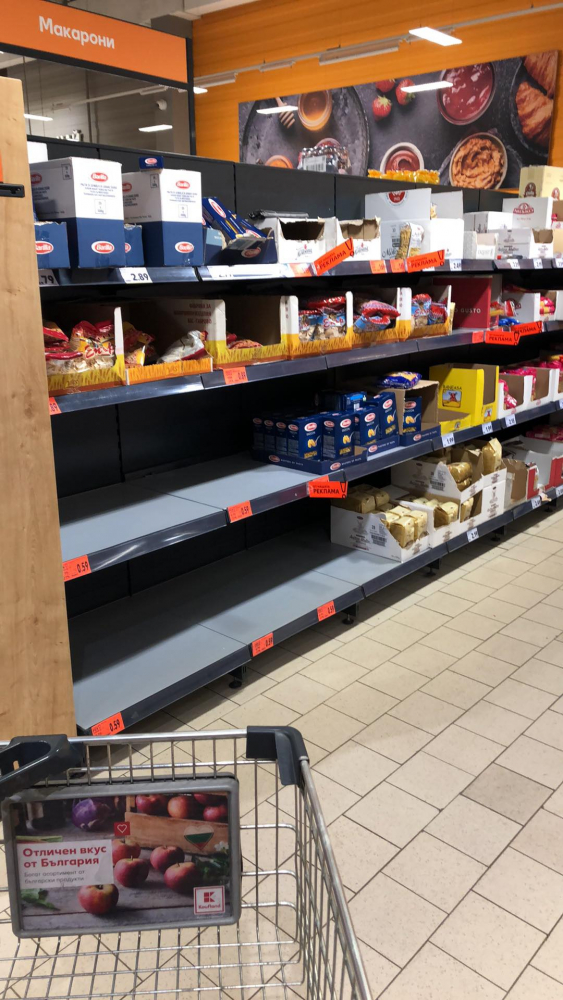Празни рафтове в магазините заради коронавируса СНИМКИ