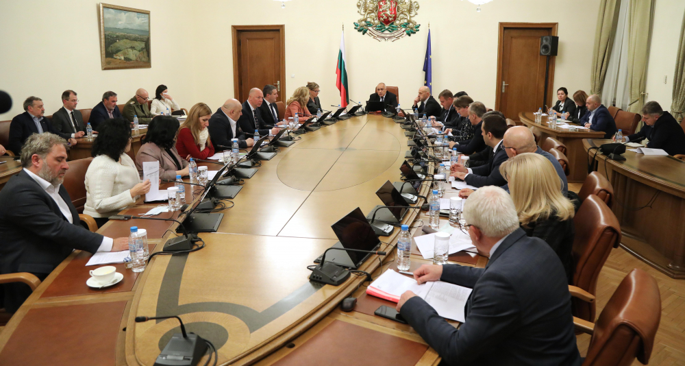 Горещи новини и СНИМКИ от спешната среща при Борисов заради COVID-19