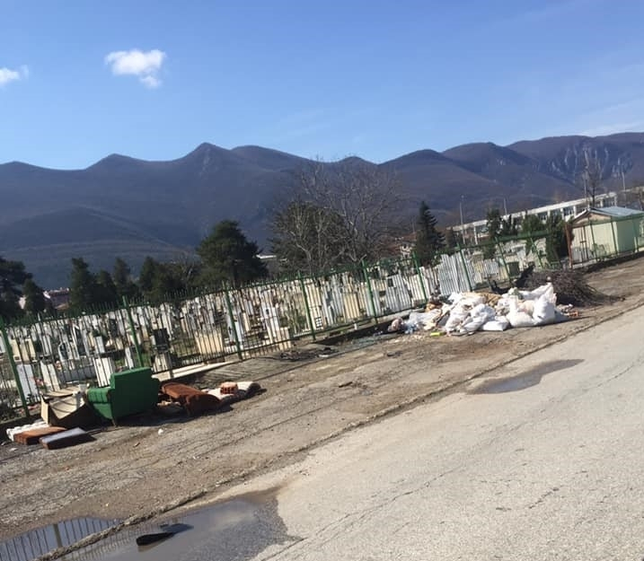 Гнусни СНИМКИ от Централните гробища във Враца