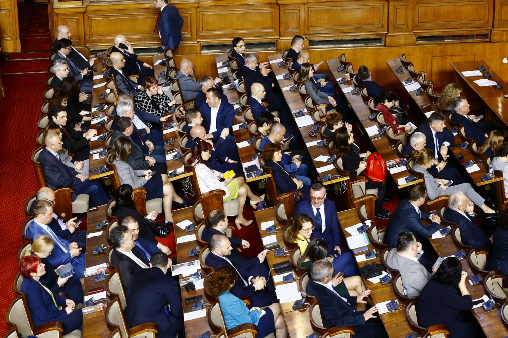 Парламентът с извънредно заседание ФАКСИМИЛЕ