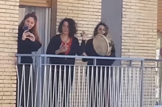 Невиждано: Затворените по домовете италианци излизат по балконите и... ВИДЕО 