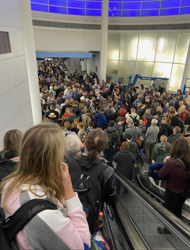 ВИДЕО показва ад заради коронавируса на летище в Чикаго 