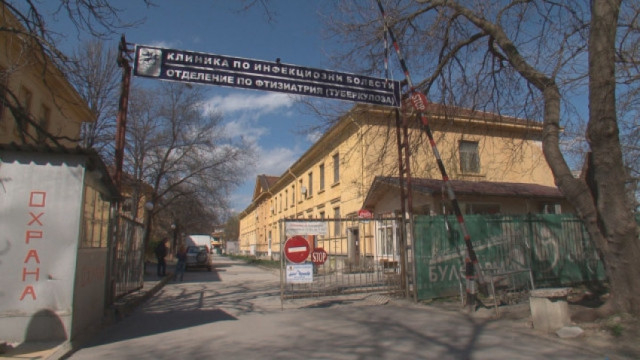 Опашка от народ се изви пред Инфекциозната клиника в Пловдив 