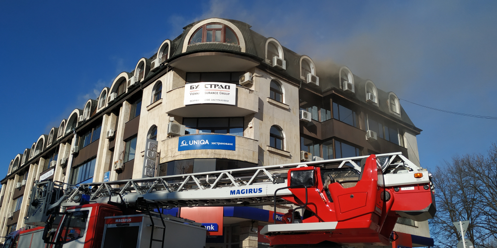 Пламна бизнес сграда в центъра на Русе СНИМКИ