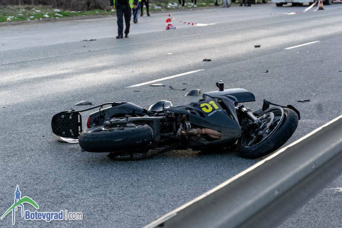 Моторист загина при зверска катастрофа край Ботевград СНИМКИ 
