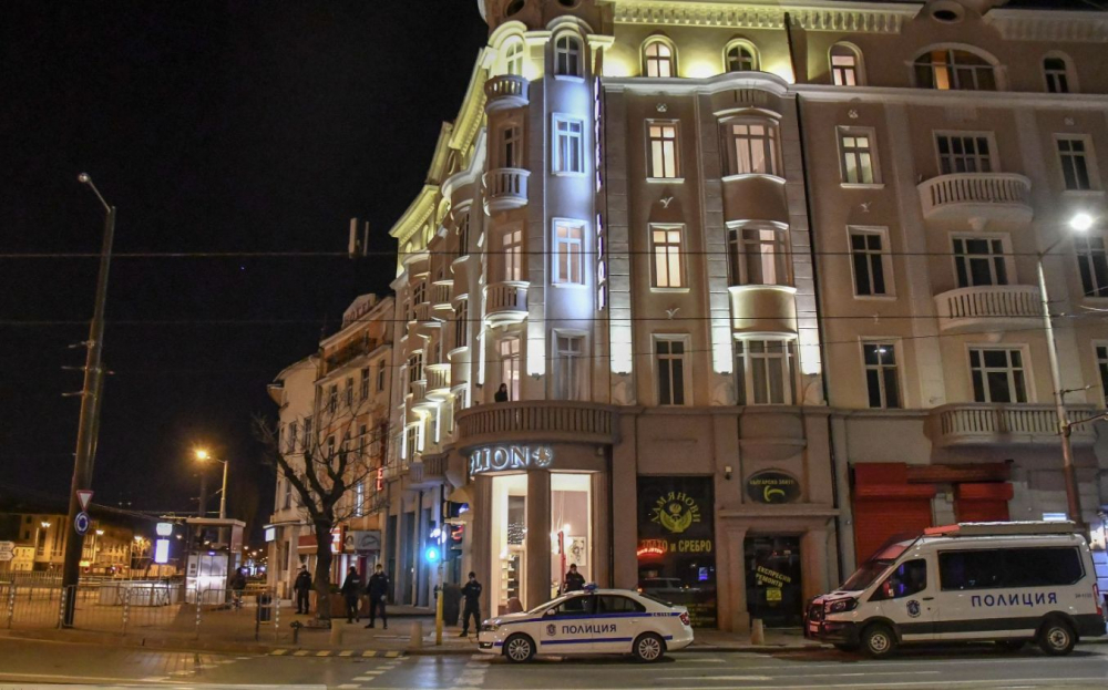 Ексклузивни СНИМКИ на блокирания заради COVID-19 хотел на Лъвов мост