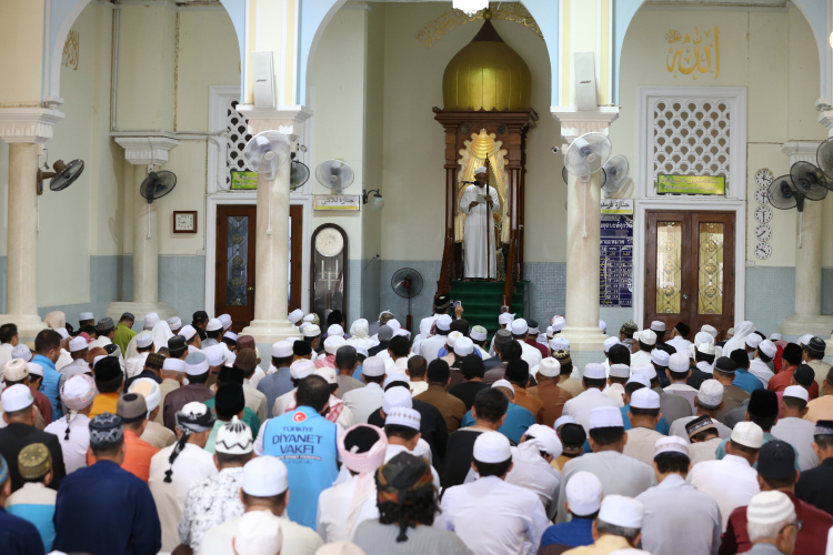 Хиляди мюсюлмани се събраха за молитва срещу коронавируса