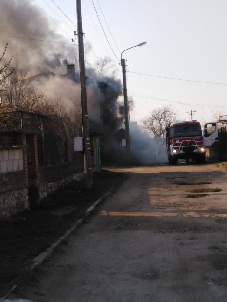 Кошмар в Карловско: Къща изгоря, спасиха жена през прозореца СНИМКИ