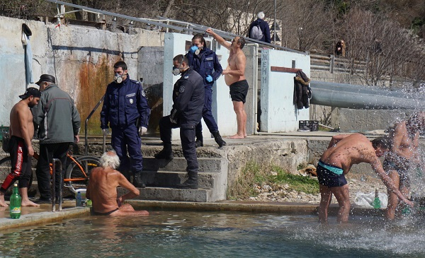 Полиция с 300 зора разгони скупчване на голи варненци, нарушаващи карантината СНИМКИ