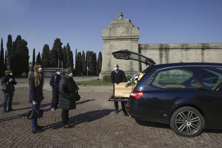 Италия счупи световния рекорд по починали за ден: Военни камиони превозват трупове ВИДЕО