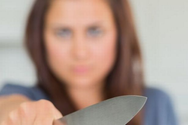 Кървав екшън! Жена заби нож в главата на приятеля си в Дупнишко
