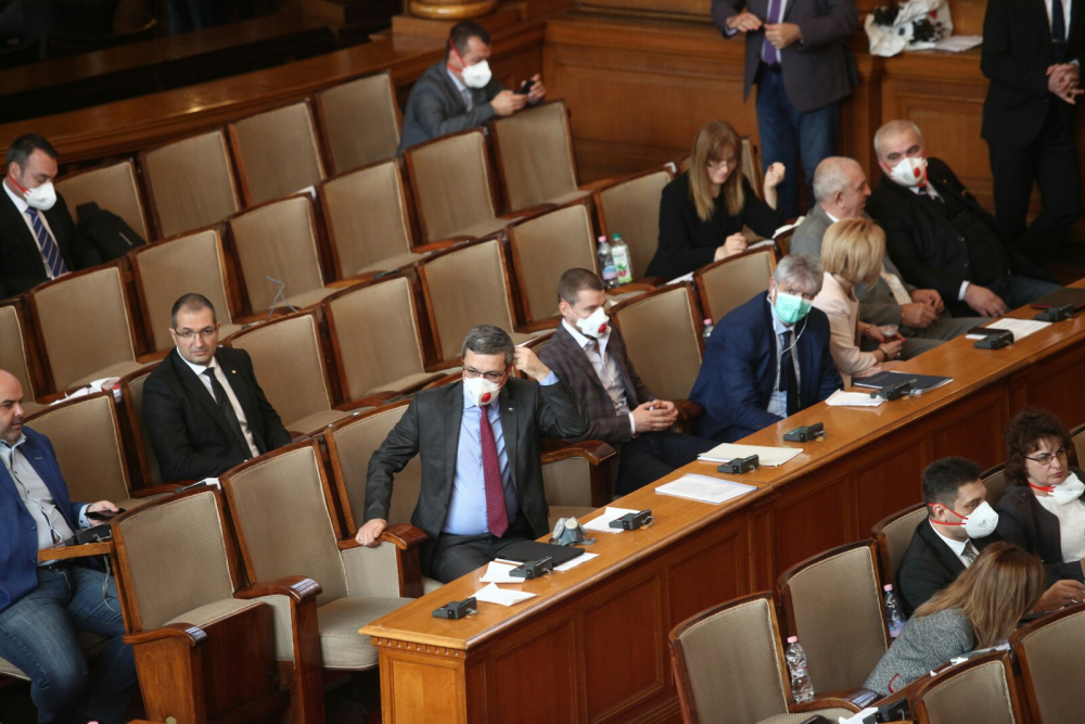 Шаш в парламента: Не е за вярване как се появиха депутати заради COVID-19 СНИМКИ
