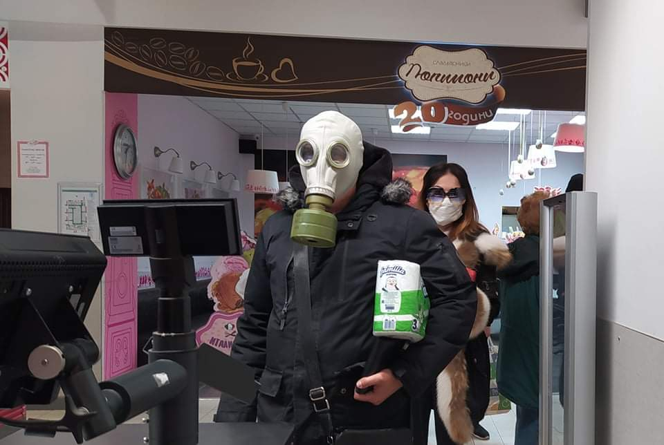 Шок! Двама с противогази пазаруват от магазин в Пловдив СНИМКА