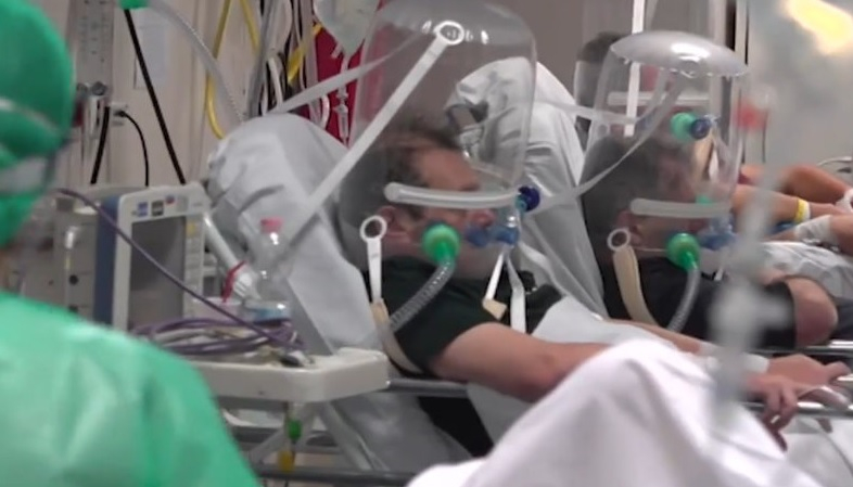 Шокиращи СНИМКИ от болницата в Бергамо: Слагат на пациентите странни шлемове