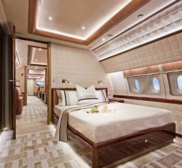 Искате ли луксозен самолет с двойни легла и стаи за 17 души? Струва само... СНИМКИ