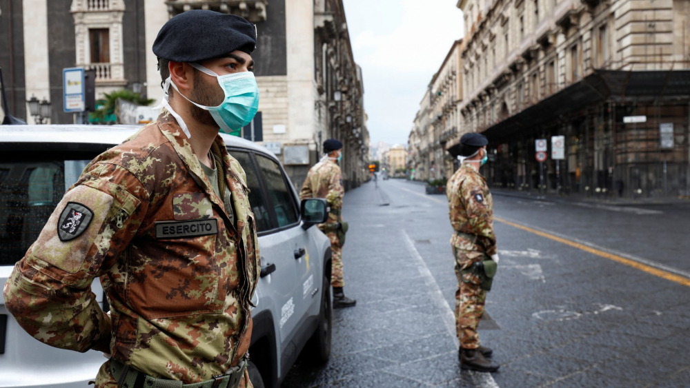 Армията е по улиците на Италия, със заразените става страшно 